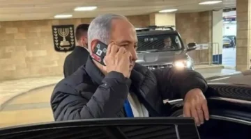 ملصق غامض.. سر الظهور المتكرر لهاتف نتنياهو بعد إثارة الجدل في إسرائيل